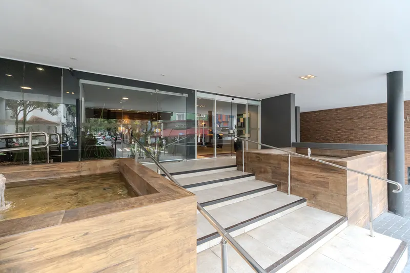 Entrada do Hotel Heritage, com escada e portas de vidro