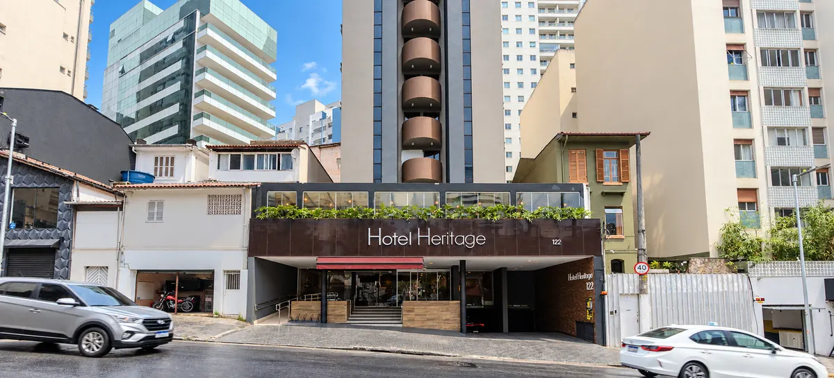 Fachada do Hotel Heritage na Rua Fernando de Albuquerque, 122, em dia de sol