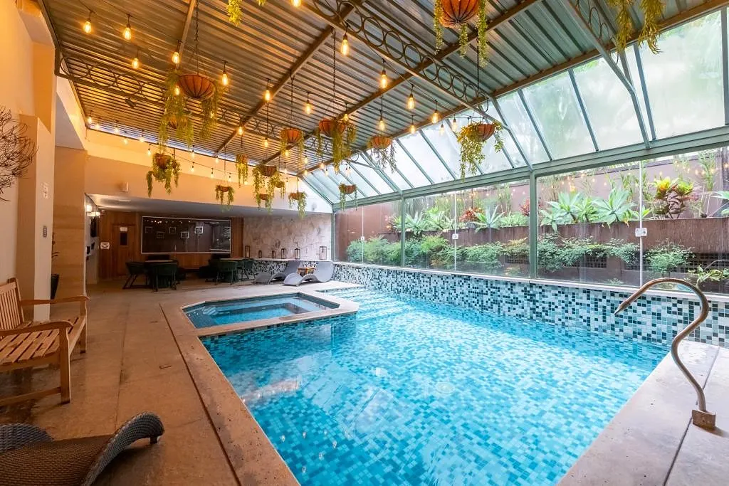 Piscina aquecida coberta, com hidromassagem e teto de vidro